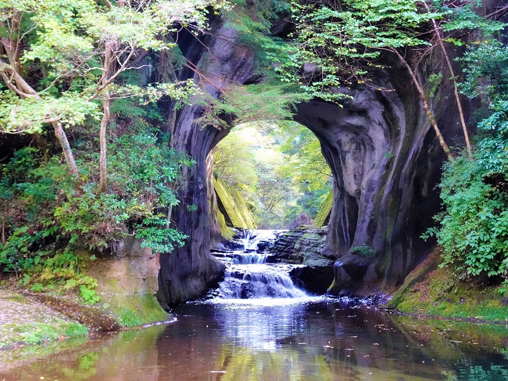 房総のワンダーすぎる素掘りトンネルめぐり 濃溝の滝と亀岩の洞窟 燈籠坂大師の切り通し 日本に もっと恋する旅